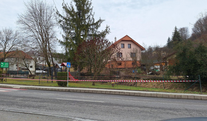 Aktuality / Výmena oplotenia v parku - foto