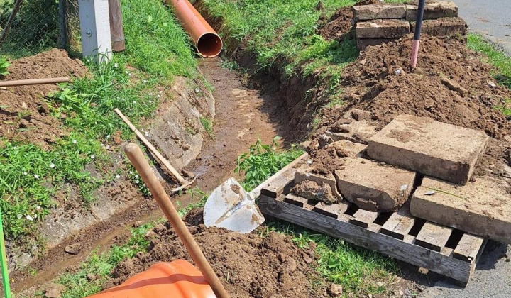 Aktuality / Výstavba - záchytné parkovisko v obci Obišovce - foto